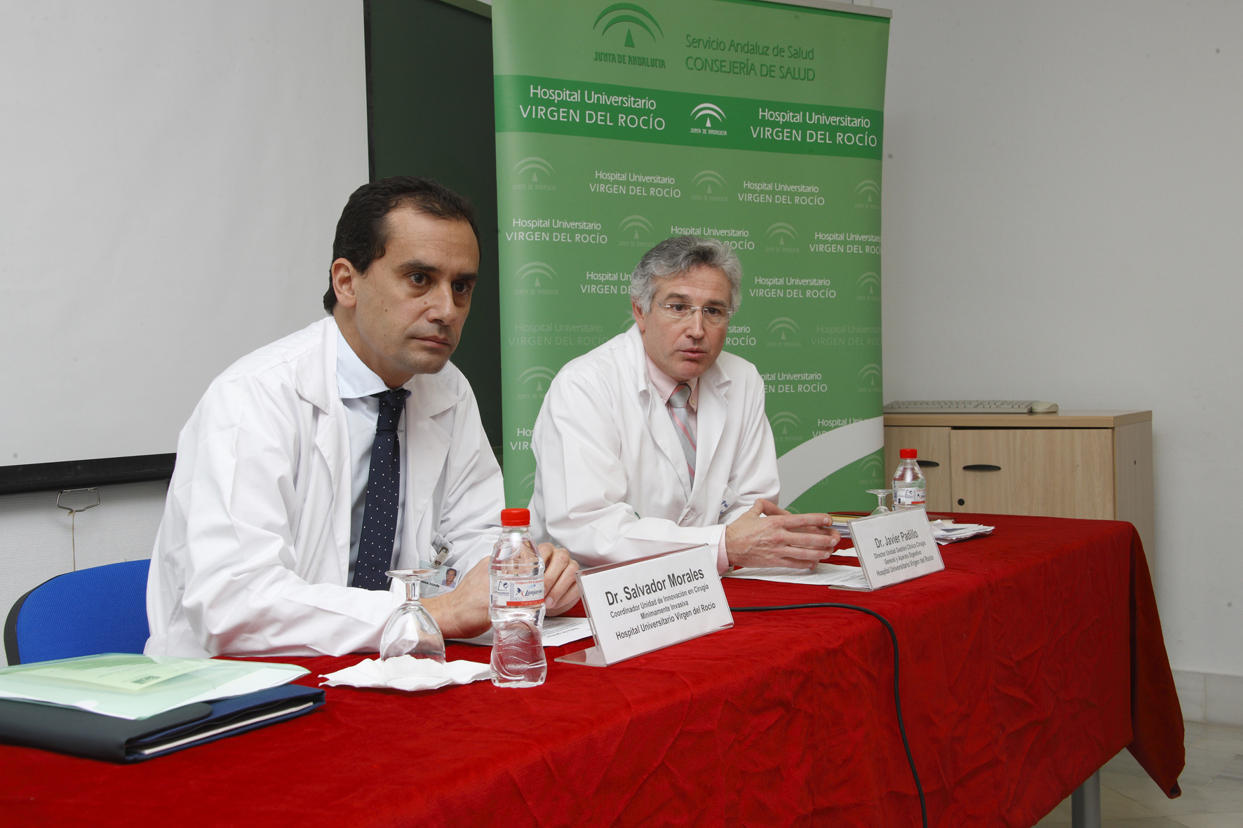 Los doctores Salvador Morales (izquierda) y Javier Padillo, durante la rueda de prensa