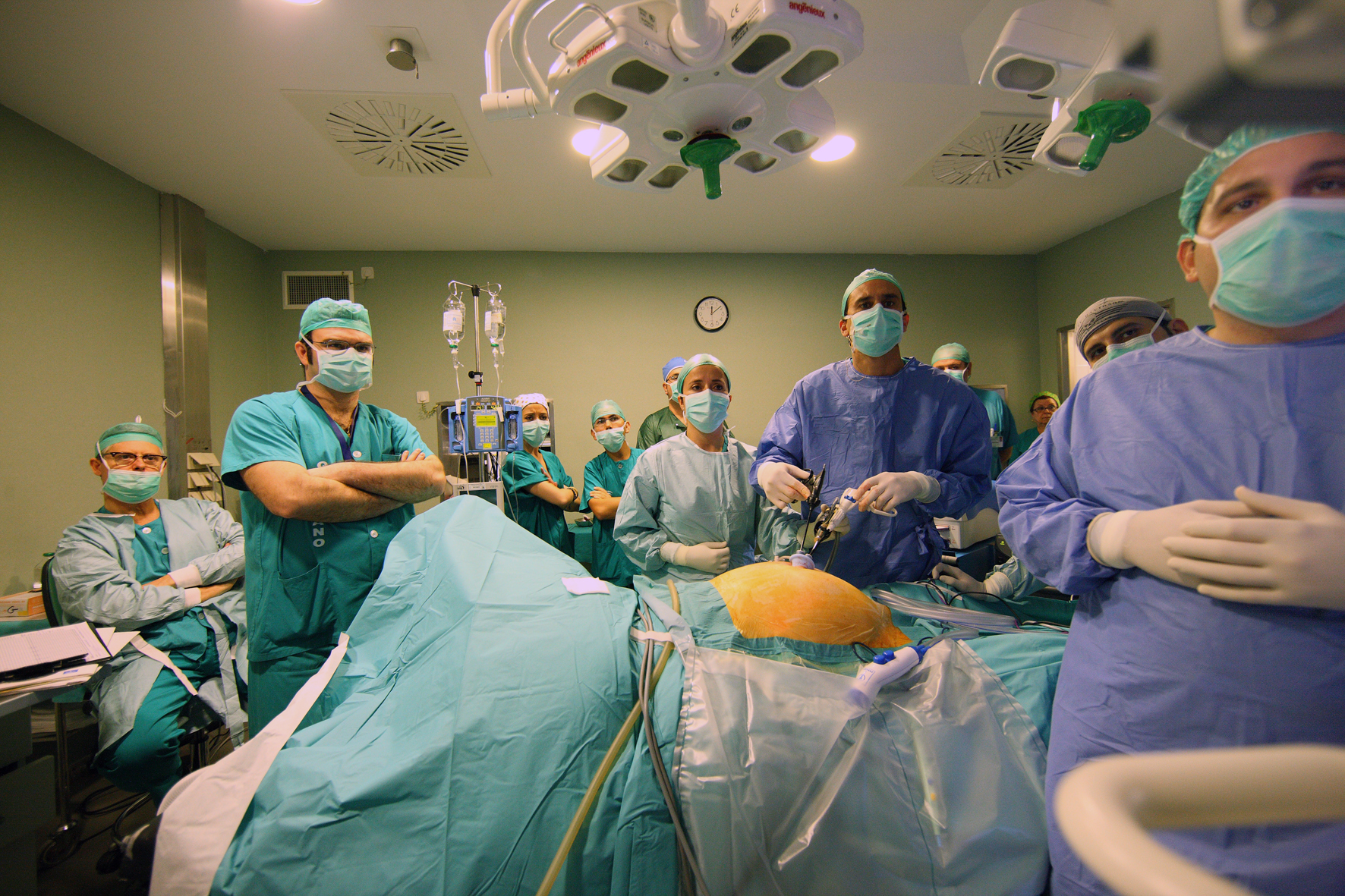 Intervención de cirugía de puerto único en el Hospital Virgen del Rocío