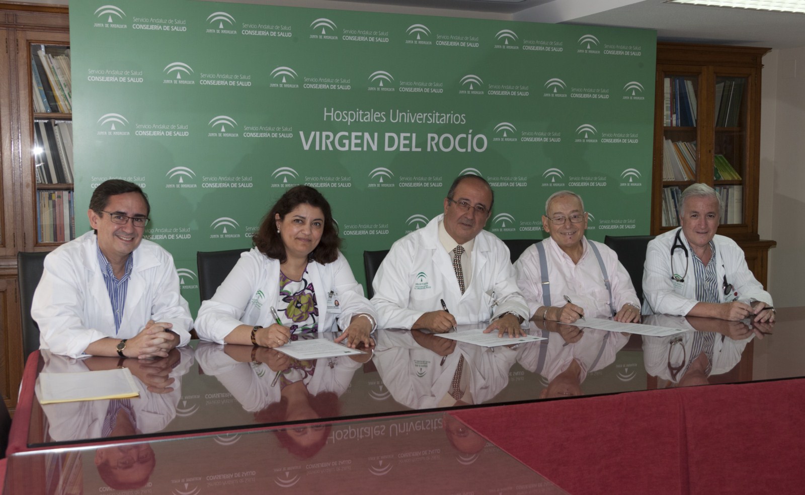 Momento de la firma del acuerdo entre la UGC Área del Corazón y la Asociación de Trasplantados de Corazón 'Ciudad Híspalis'