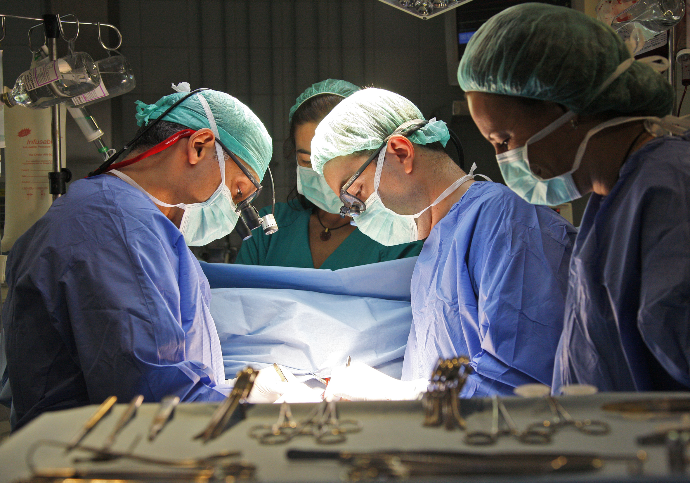 Cirujanos cardiacos durante una intervención en el Hospital Infantil