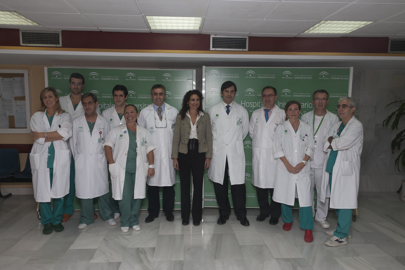 La consejera de Salud, María Jesús Montero, con los profesionales del Hospital Virgen del Rocío