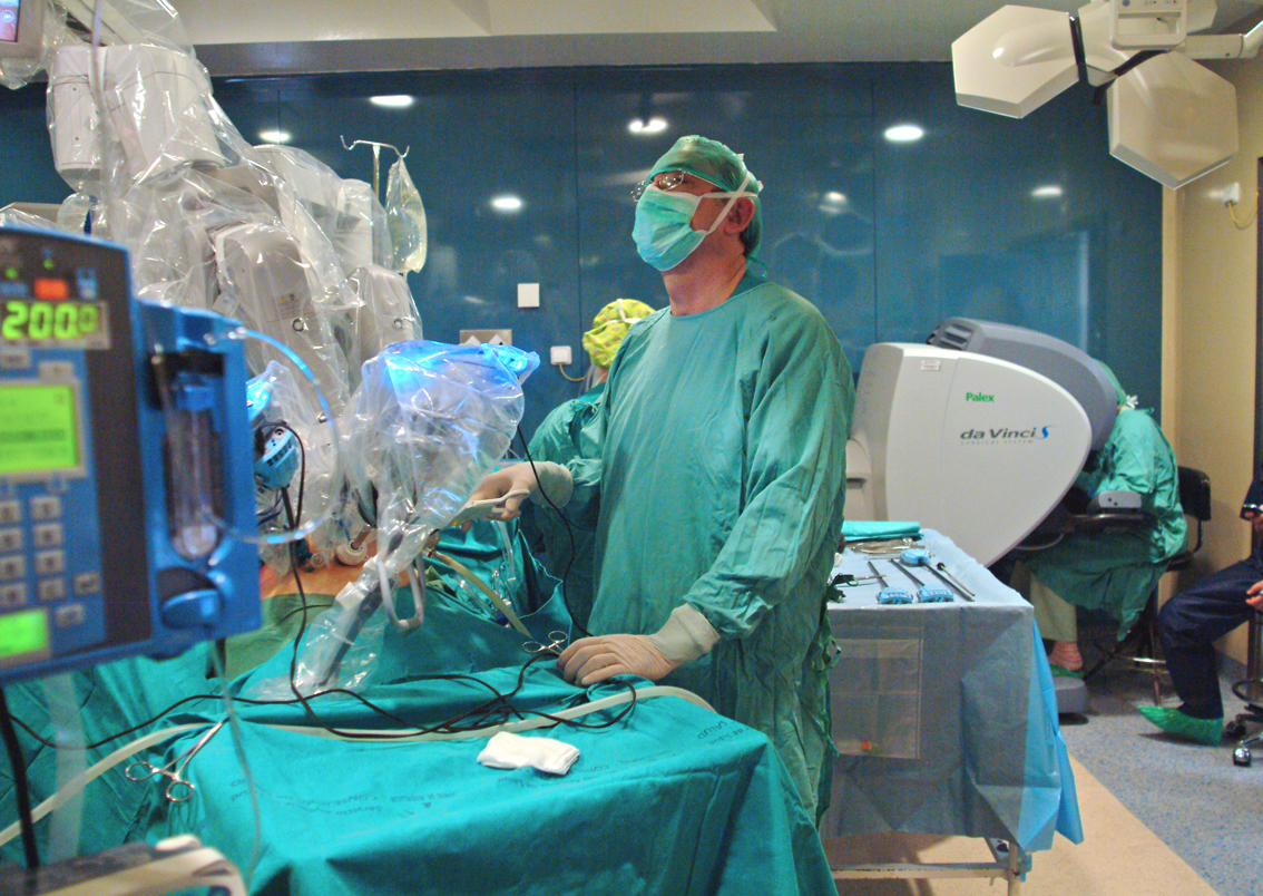 Profesionales de la la Ginecología, Obstetricia y Patología Mamaria, durante una intervención de cirugía robótica en el Hospital Virgen del Rocío