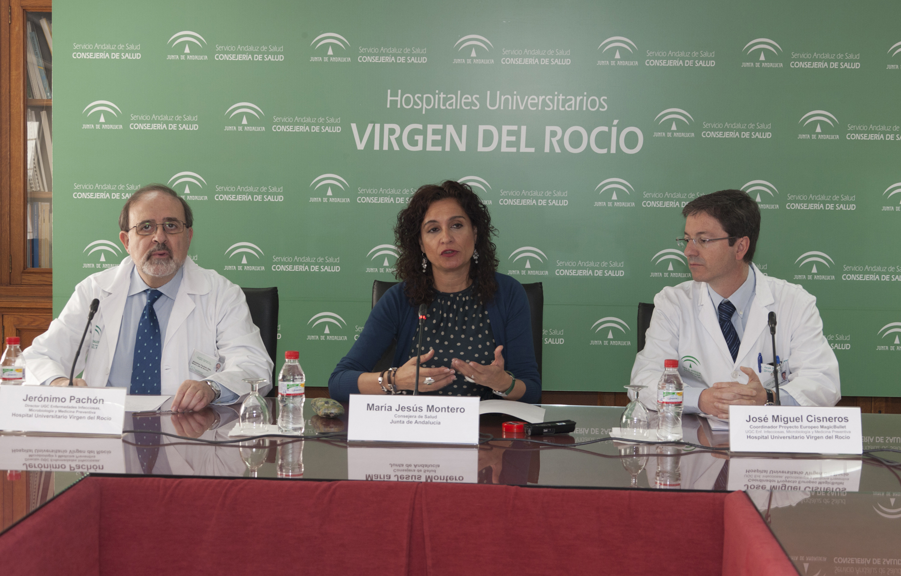 La consejera de Salud, María Jesús Montero, ha acompañado a Jerónimo Pachón (primero por la izquierda) y José Miguel Cisneros (primero por la derecha) a la presentación de las investigaciones