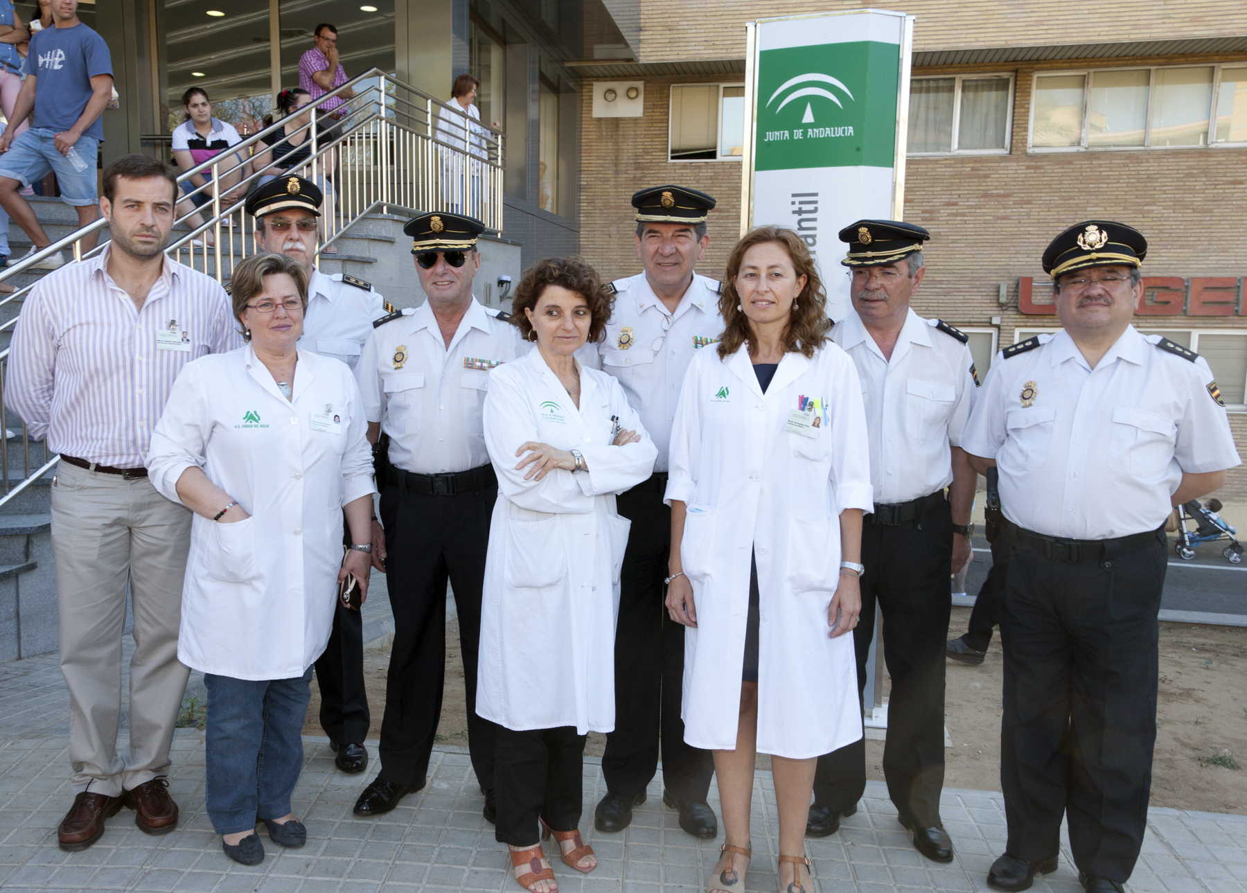 Miembros del equipo directivo del Hospital Virgen del Rocío junto a los máximos responsables de la Policía Nacional en Andalucía Occidental y Sevilla