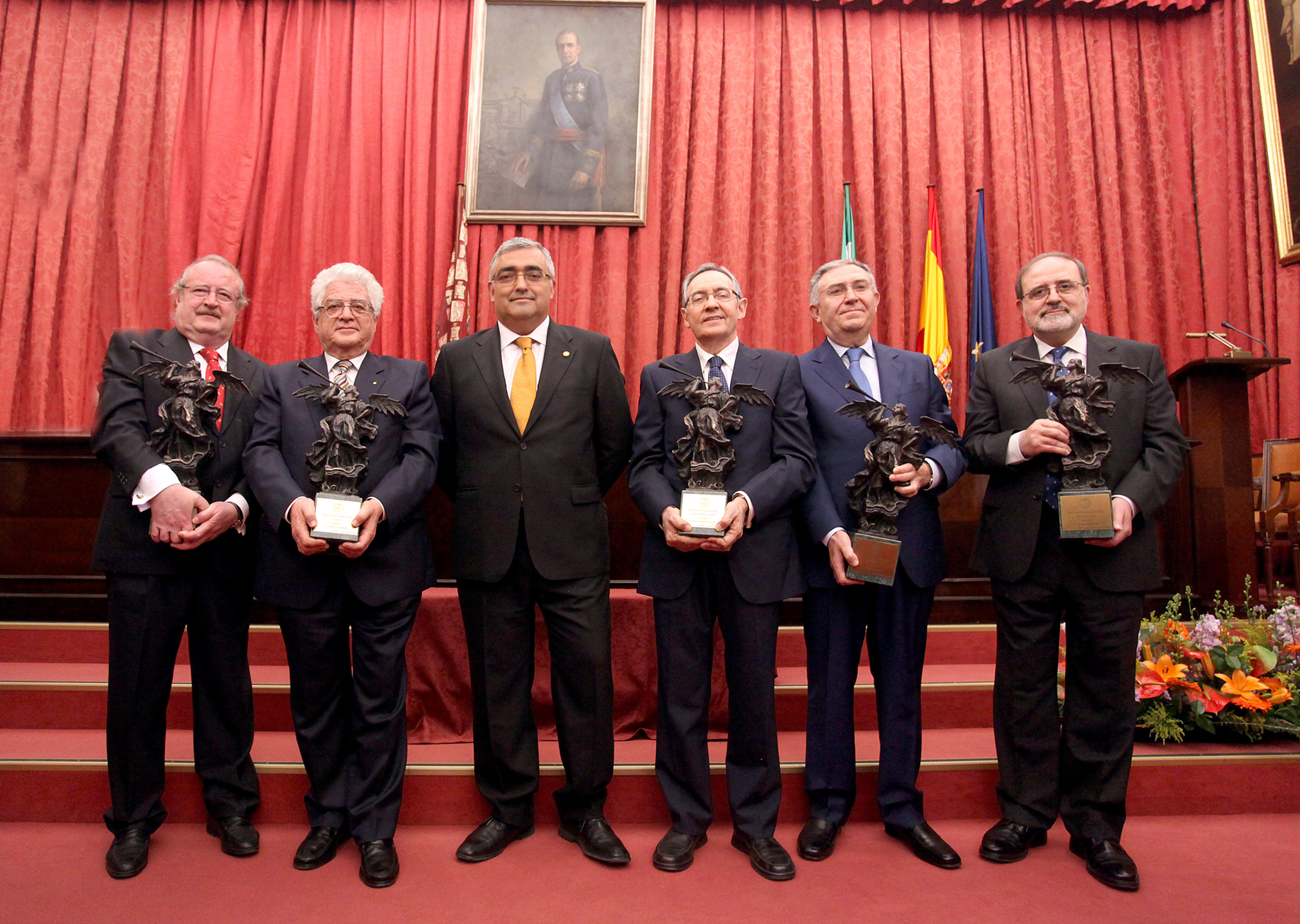 El Dr. Jerónimo Pachón (primero por la derecha), junto al resto de los investigadores premiados y el rector de la Universidad de Sevilla, Antonio Ramírez de Arellano (en el centro)