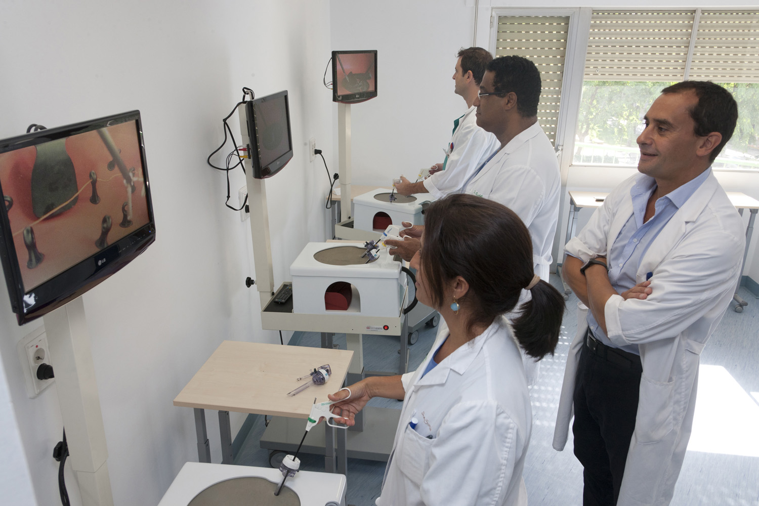 Profesionales de la Unidad de Innovación en Cirugía Mínimamente Invasiva, en la sala de simulación quirúrgica