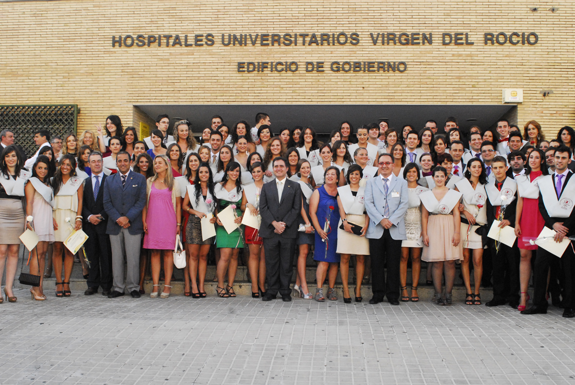 Alumnos y alumnas de la última promoción de diplomados universitarios de enfermería de la Escuela Virgen del Rocío