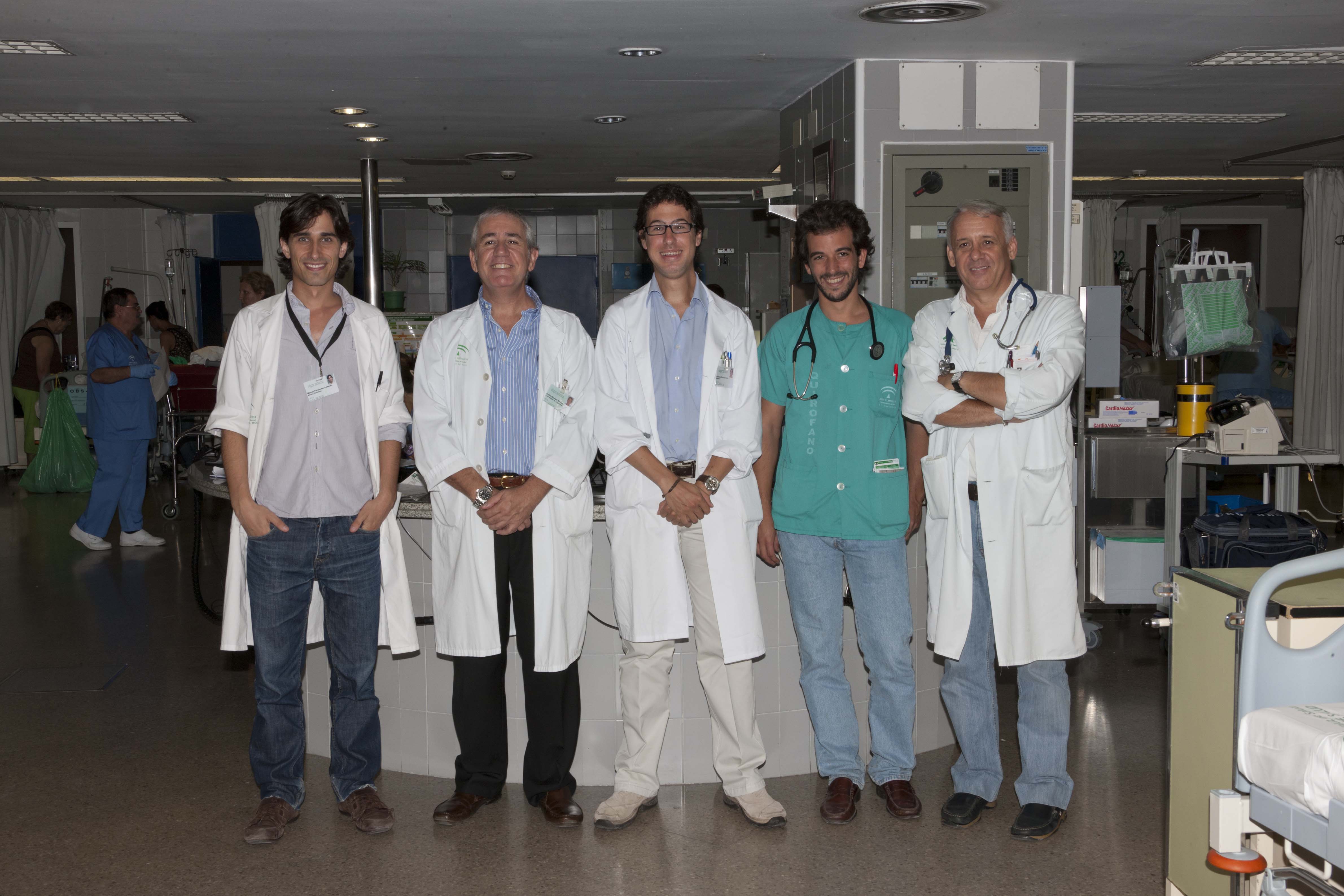 Los doctores que han impulsado la aplicación 'WikiUrgencias' en el Hospital Virgen del Rocío