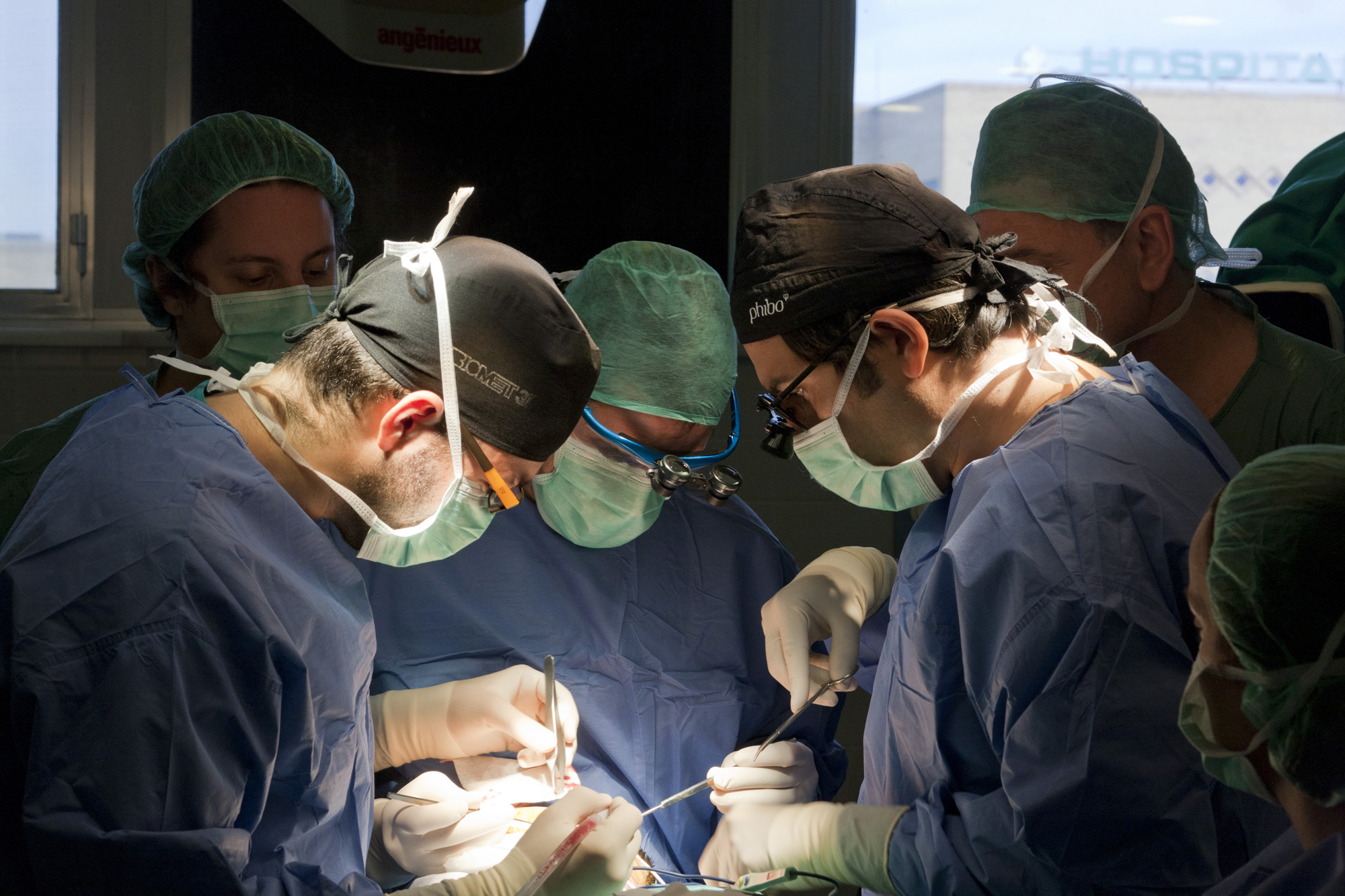 Cirujanos maxilofaciales, otorrinolaringólogos y cirujanos plásticos han participado en el equipo quirúrgico de esta intervención
