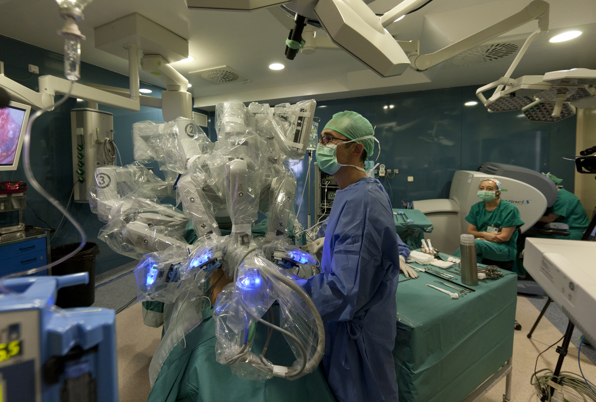 Momento de la cirugía robótica retransmitida hoy en Virgen del Rocío durante la Reunión Nacional de Cirugía del Futuro en Urología