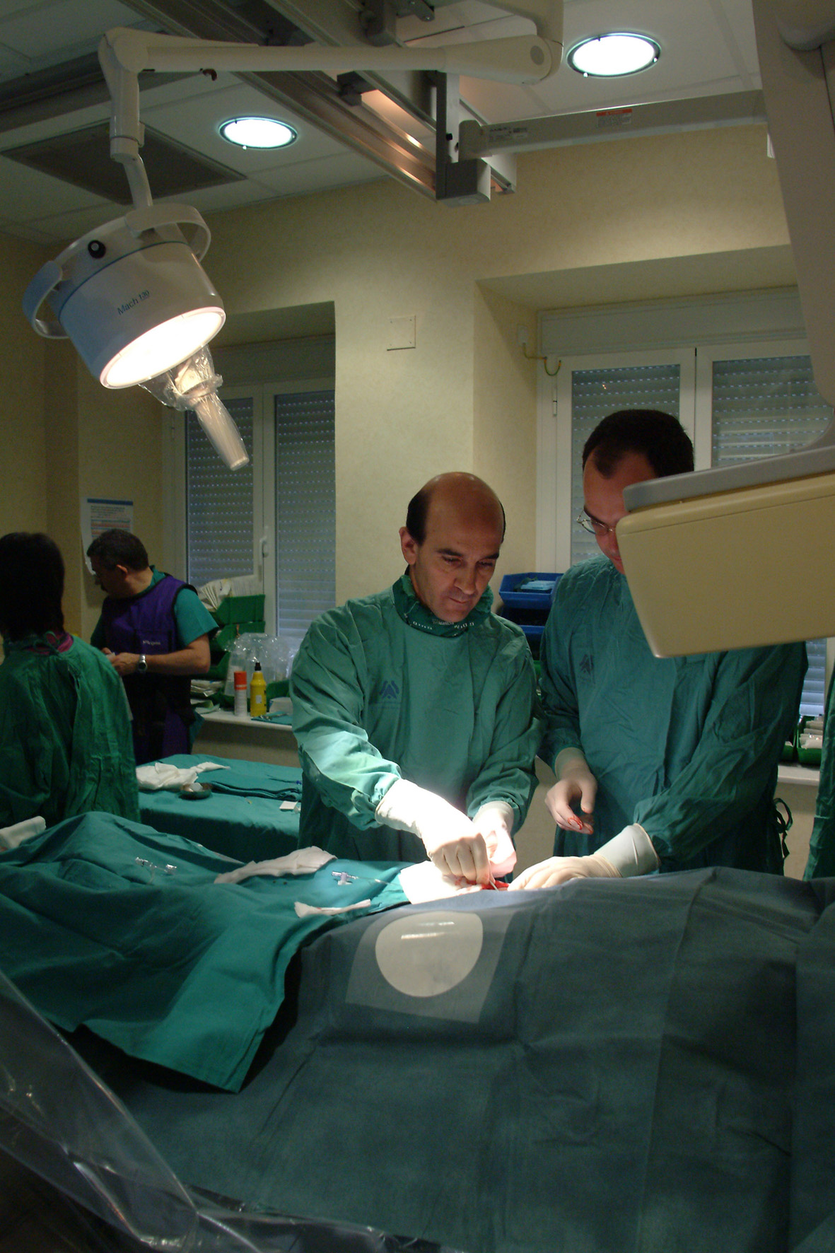 El cardiólogo del Hospital Virgen del Rocío Luis Díaz de la Llera, durante una intervención de cateterismo