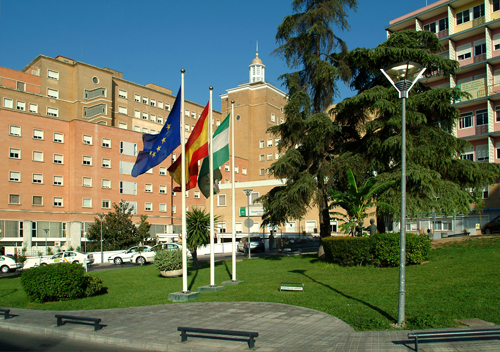 Imagen de la fachada del hospital con las banderas de españa andalucia y europa