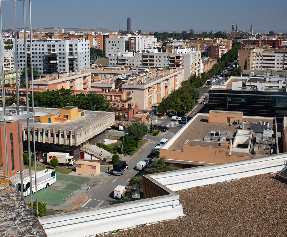 Foto cenital de una vista de Sevilla desde la azotea del hospital