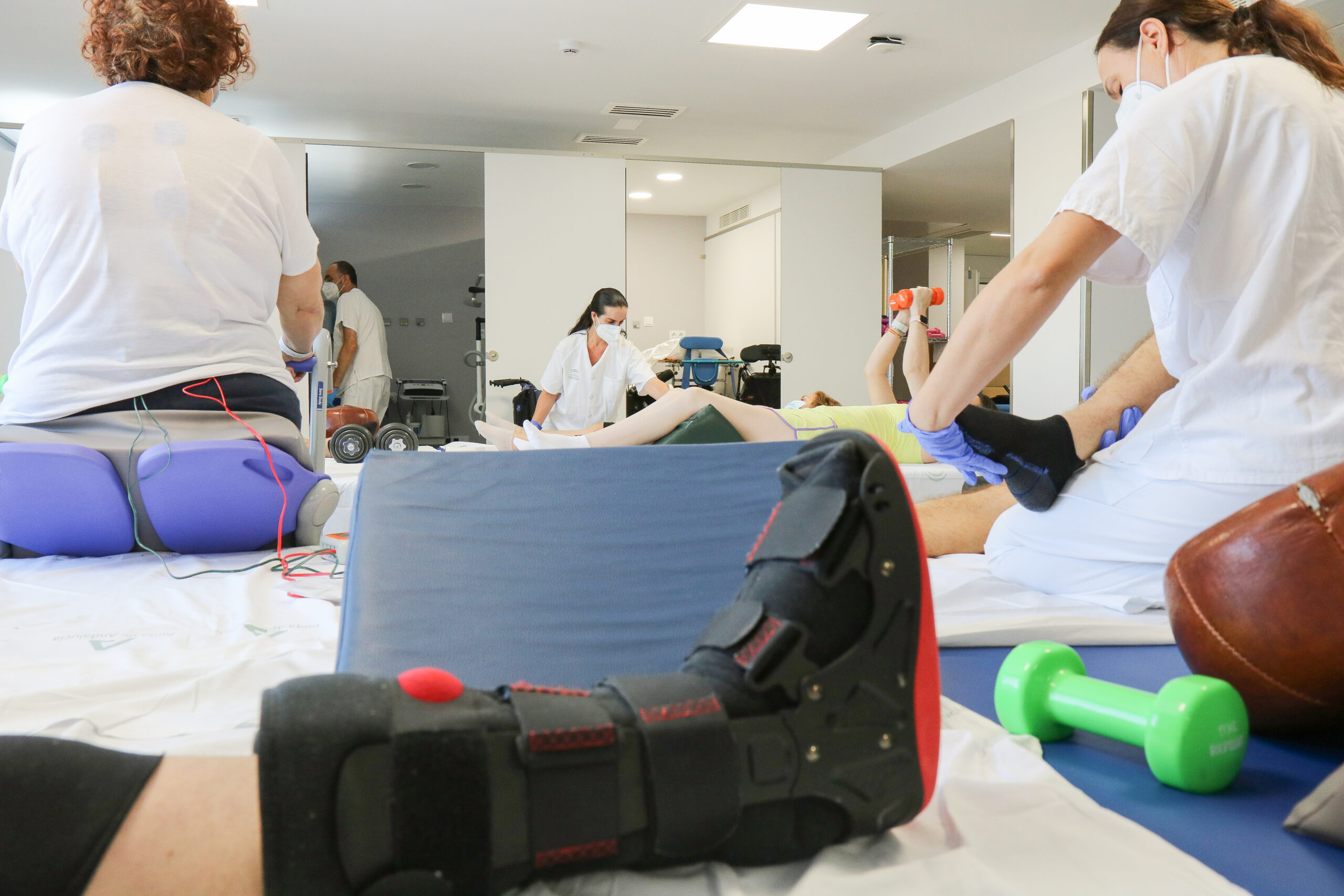 Fisioterapeutas realizando tratamientos a pacientes con lesión medular