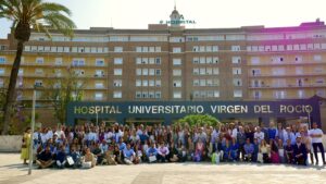 foto de familia de residentes en la entrada del hospital