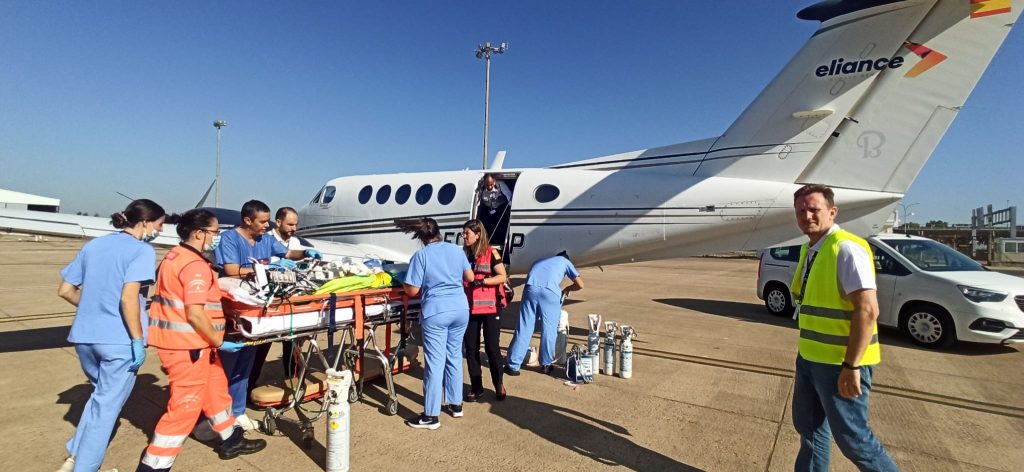 sanitarios trasladando al paciente al avión