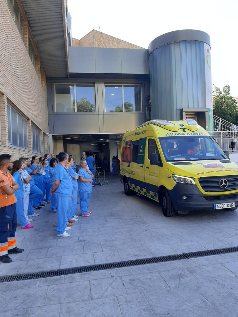 grupo de sanitarios de la UCI pediátrica en la puerta del hospital junto a la ambulancia