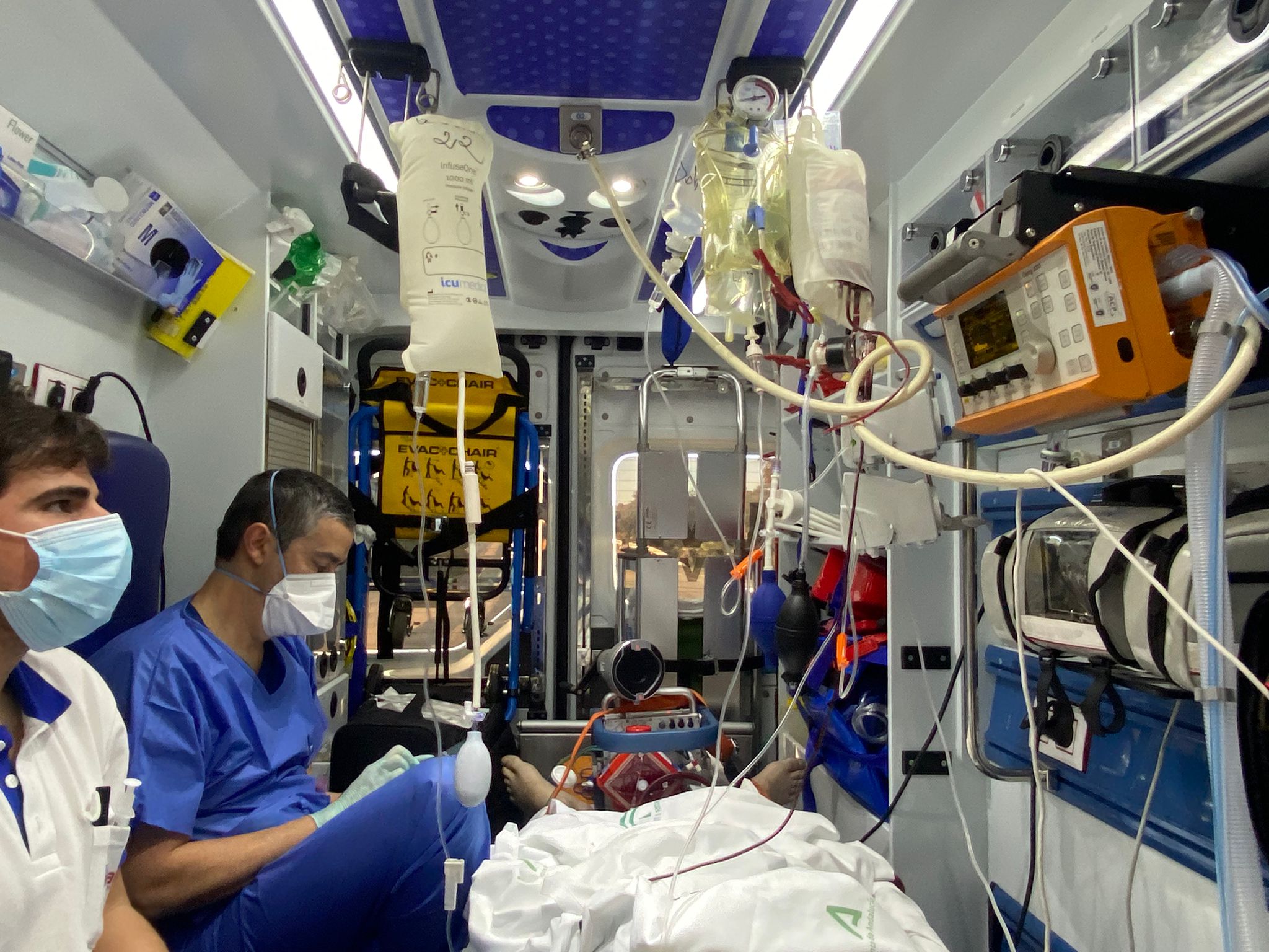 Traslado ECMO Desde el hospital de Riotinto hasta el hospital Virgen del Rocío en Sevilla. Interior ambulancia.