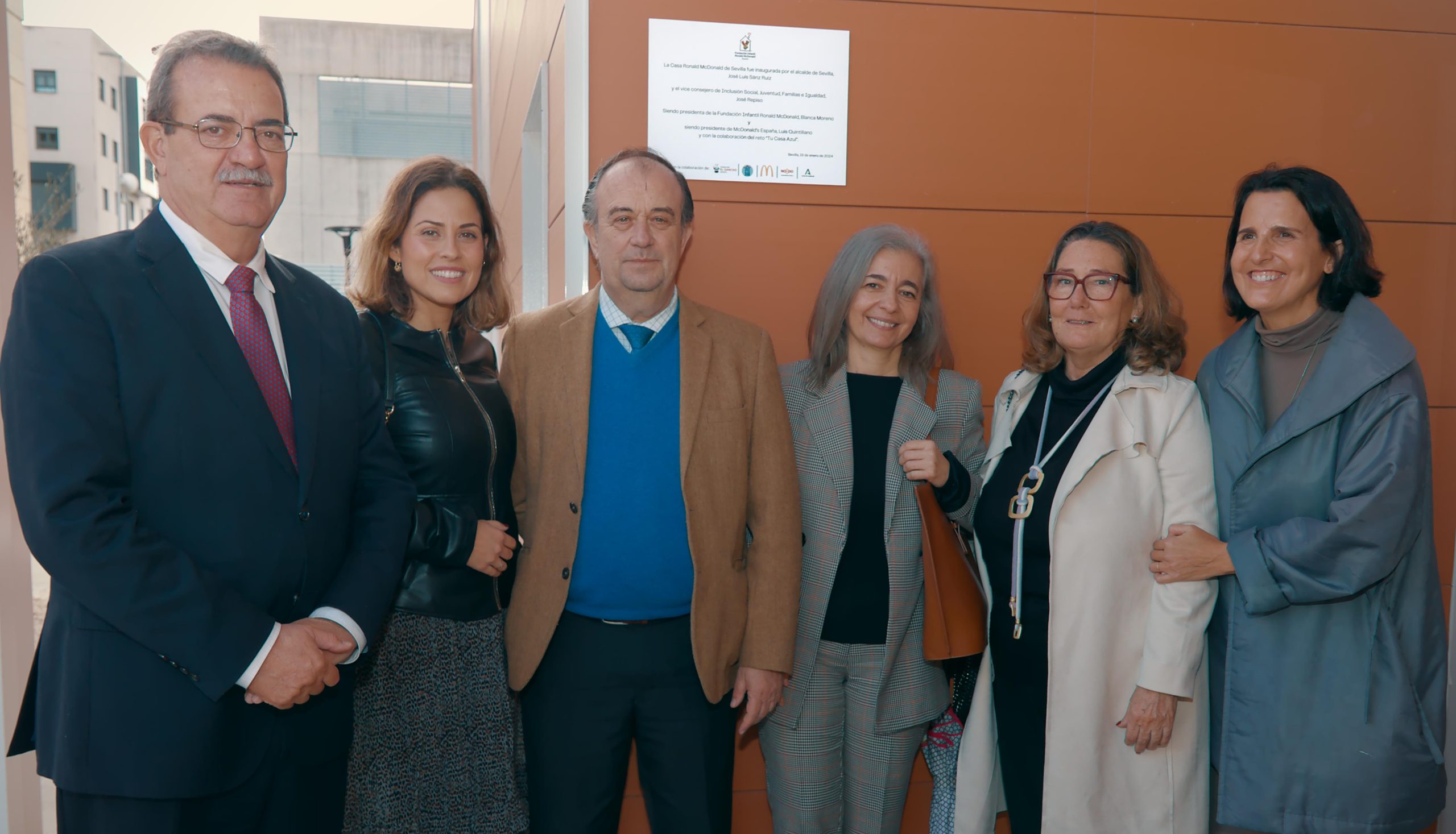 Inauguración Casa Ronald MC Donald en Sevilla - Gerente Hospital Virgen del Rocío - Directora General Asistencia Sanitaria - Delegada de Salud y Consumo