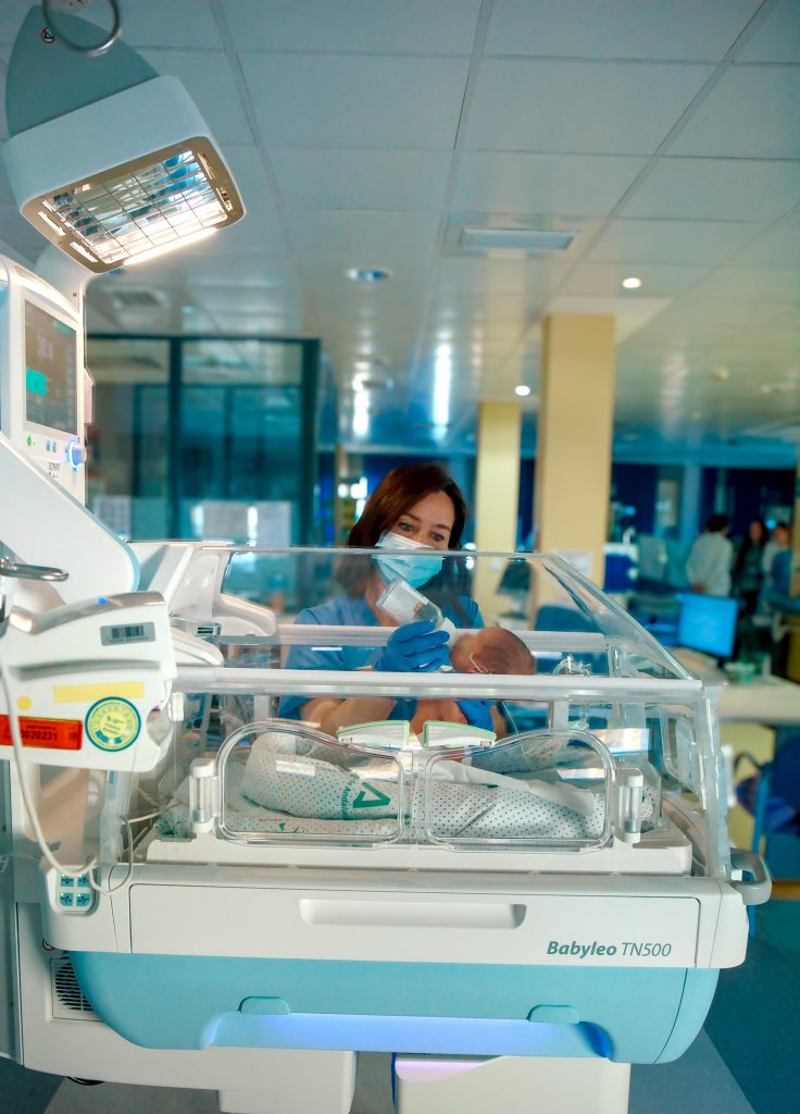 Enfermera de la Unidad de Gestión Clínica de Neonatología del Hospital Universitario Virgen del Rocío de Sevilla, atendiendo a un paciente neonato en una incubadora