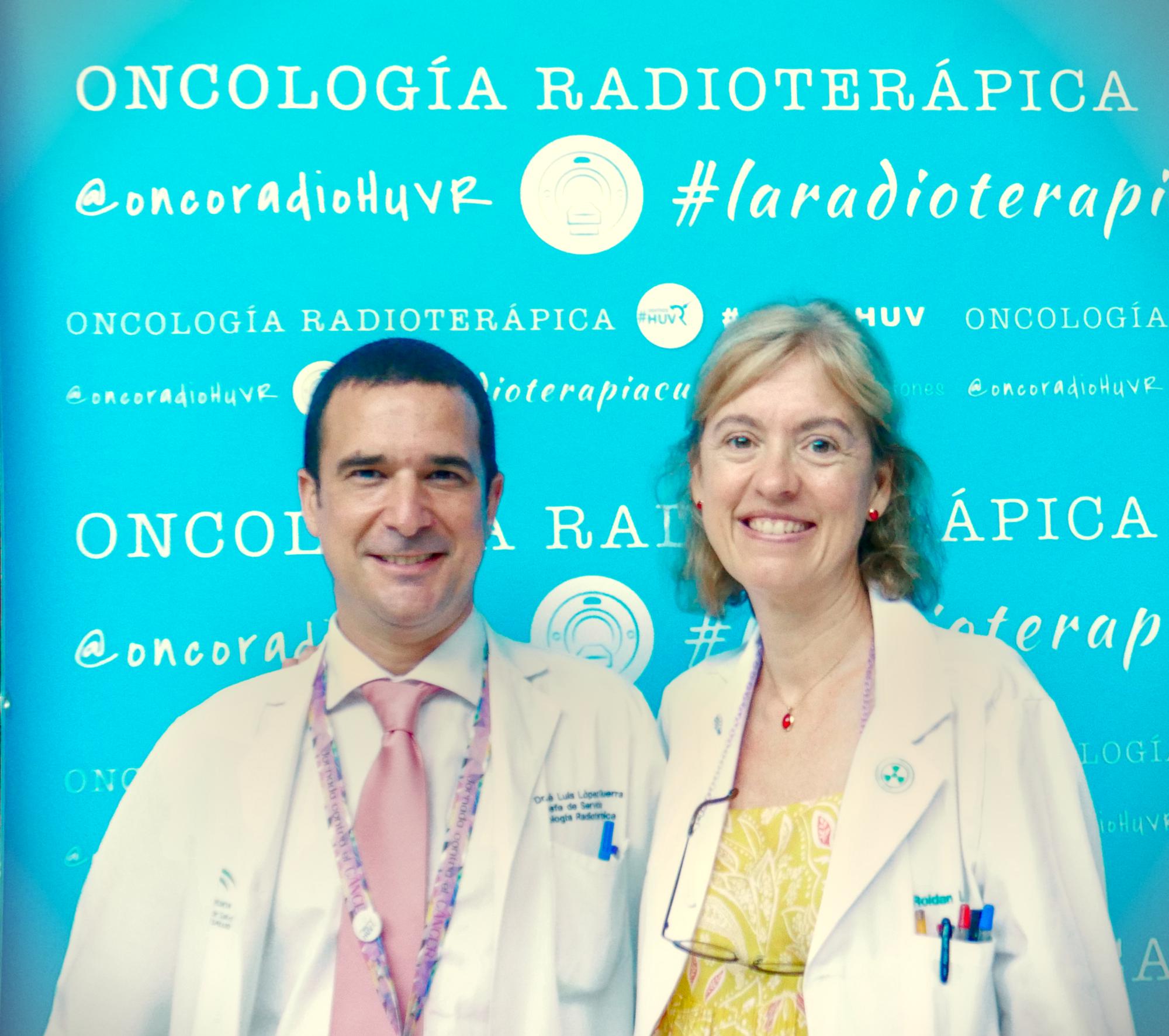 Jornada de puertas abiertas para pacientes oncológicos, celebrada en junio de 2023 en el Hospital Universitario Virgen del Rocío , de Sevilla. Doctora Roldan Lora y Doctor López Guerra.