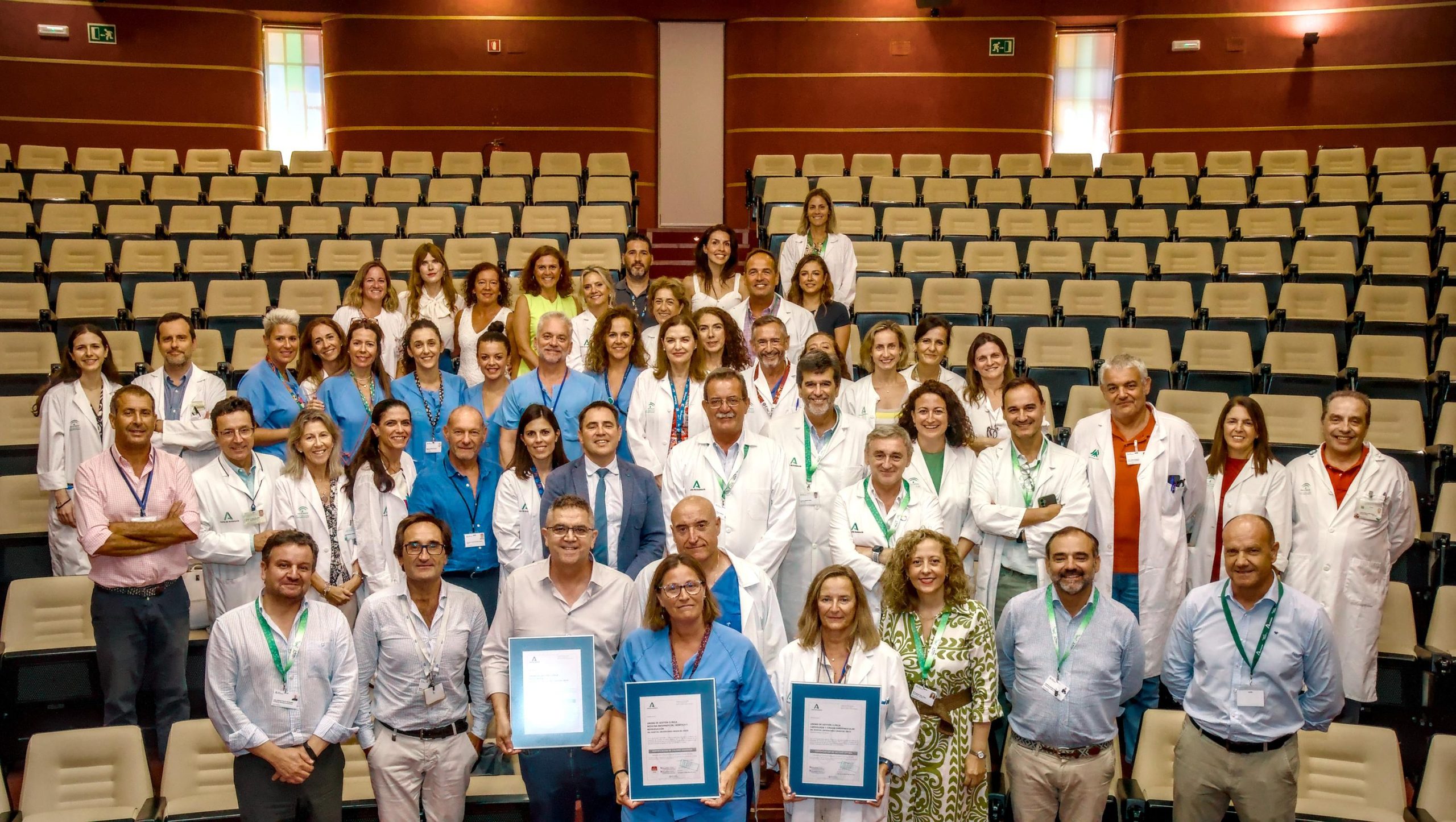 foto de familia con los certificados