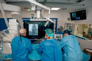 Equipo de profesionales implantando válvula aórtica auto-expandible. Hospital Universitario Virgen del Rocío de Sevilla.