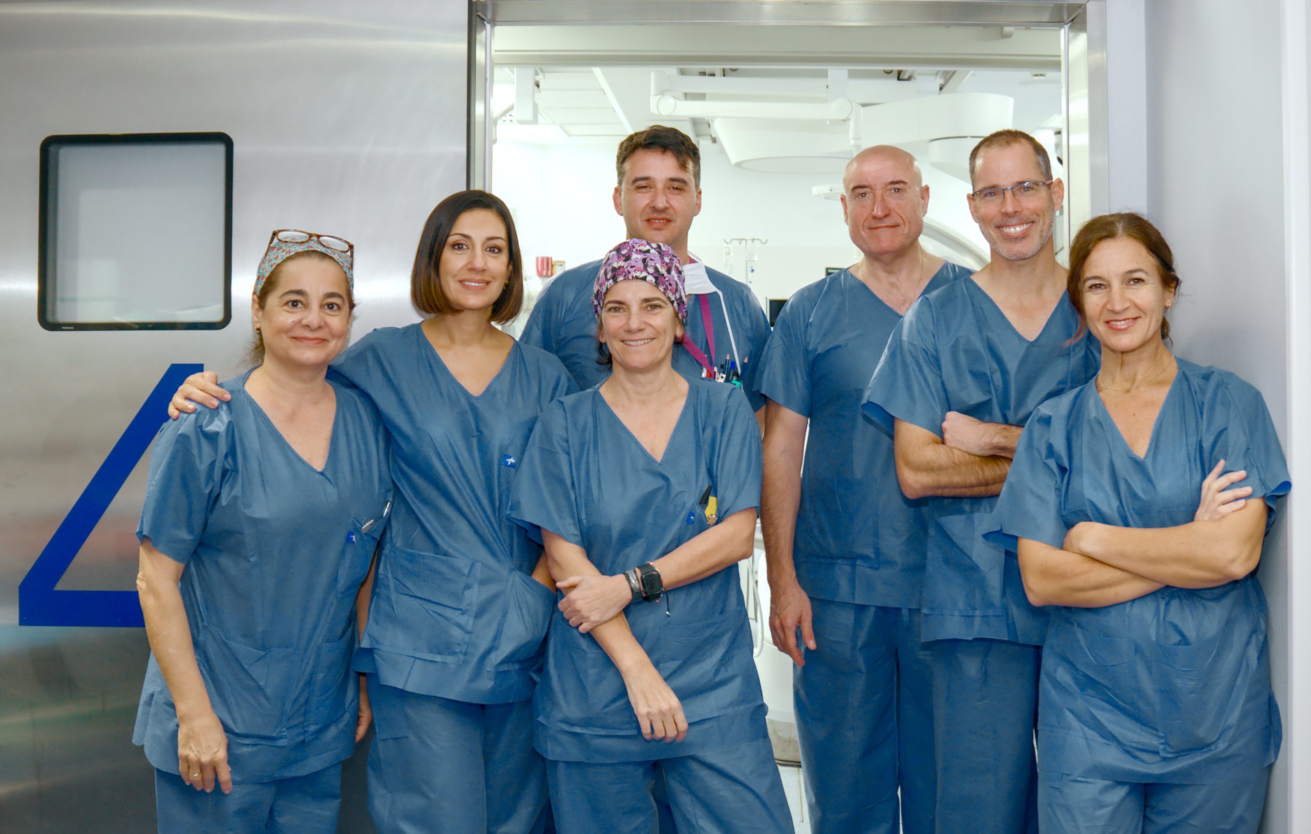 Equipo de profesionales que intervienen en el implante de la válvula aórtica auto-expandible. Hospital Universitario Virgen del Rocío de Sevilla.