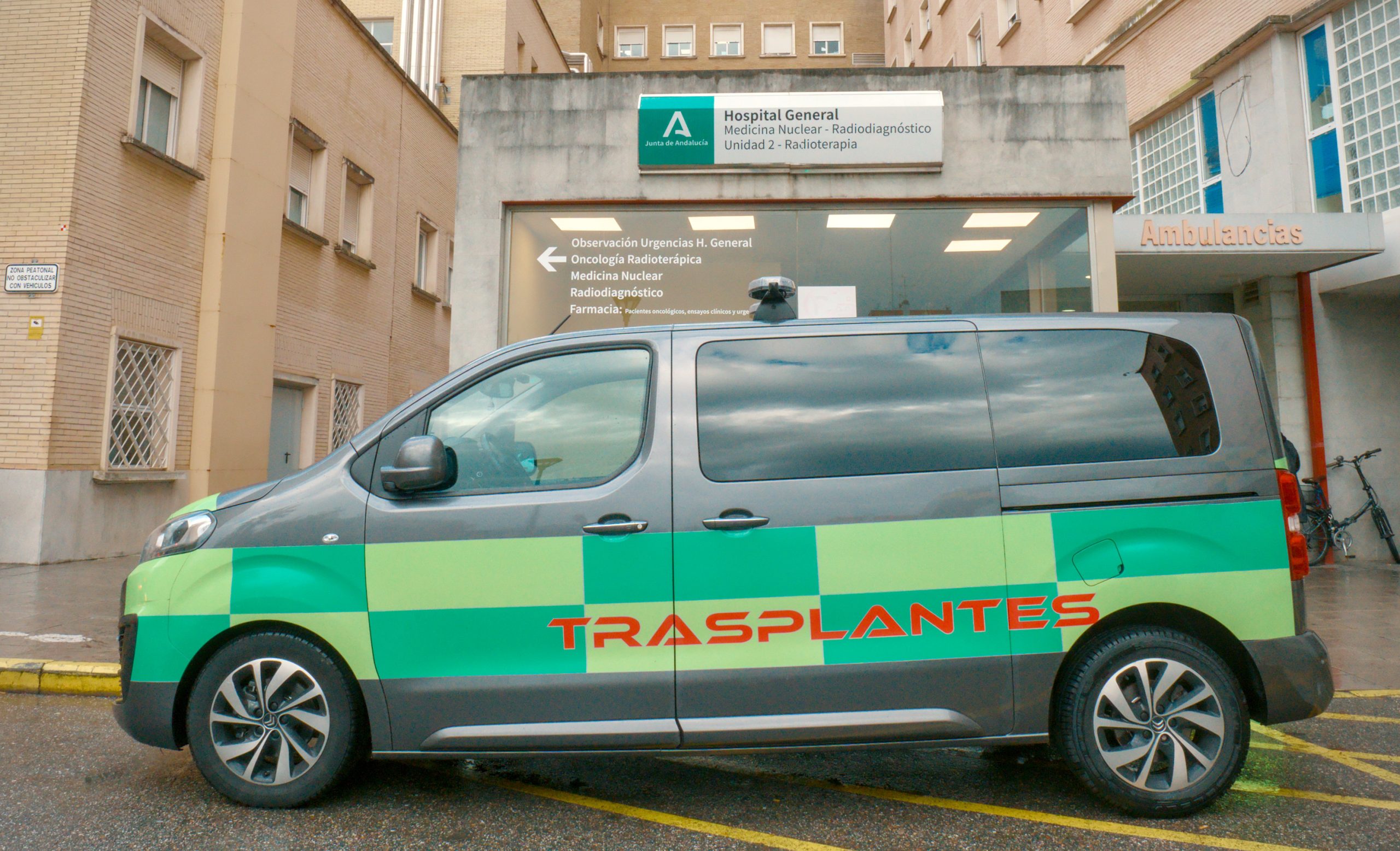 coche de trasplantes frente al hospital