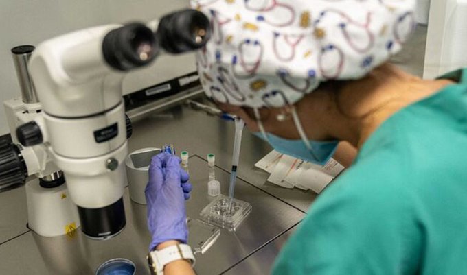 investigadora en laboratorio